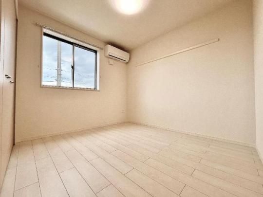 �y���̑��z�@����E�N���X�̐F�͑��Ⴊ�������܂��i�C��