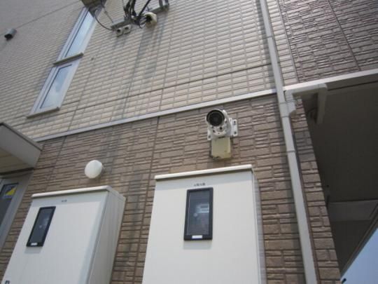 【建物外観】　外壁防犯カメラ２ヶ所設置